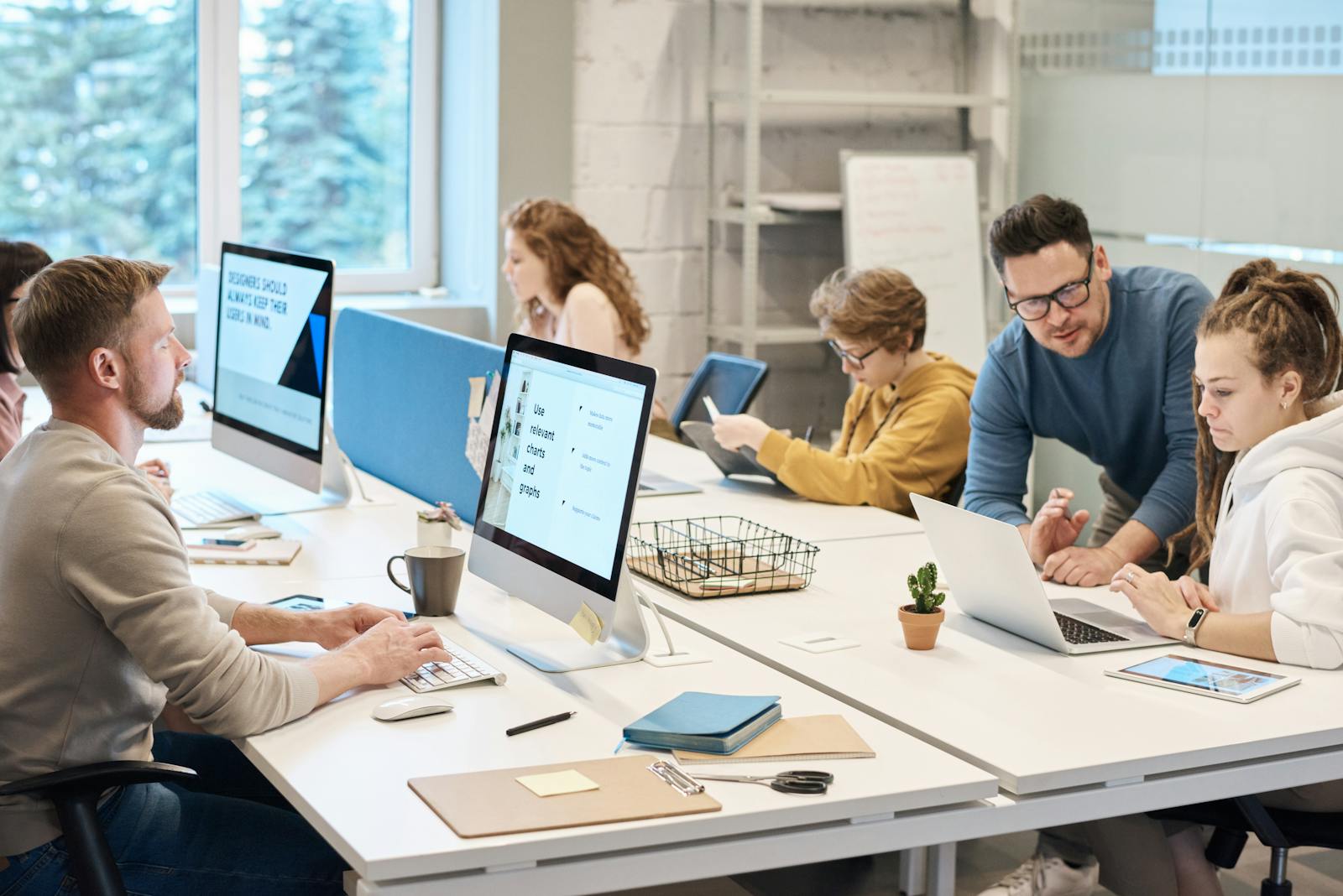 Team von Biene 365 arbeitet gemeinsam an Microsoft-365- und Dynamics-365-Lösungen